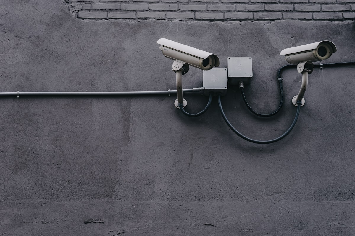 Telecamere di sicurezza installate su parete